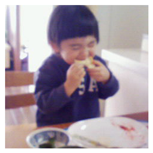 王子パンをかじる