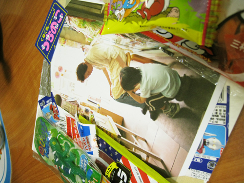 駄菓子屋で「お藤」さんに説得を受けている王子