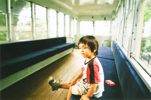 市電の中（野毛山動物園）