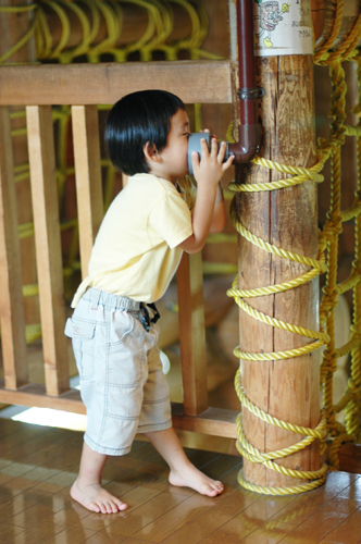 ログハウスで遊ぶ王子