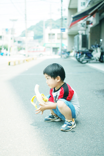 クリーニング屋の前でバナナを食べる王子