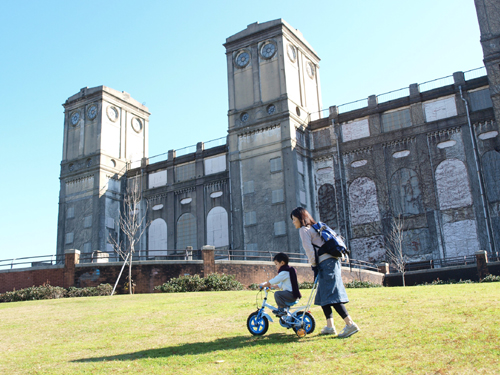 競馬場をバックに