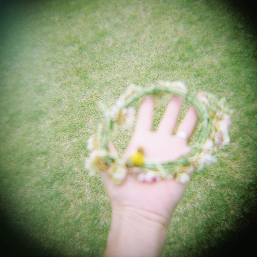 シロツメクサの花輪