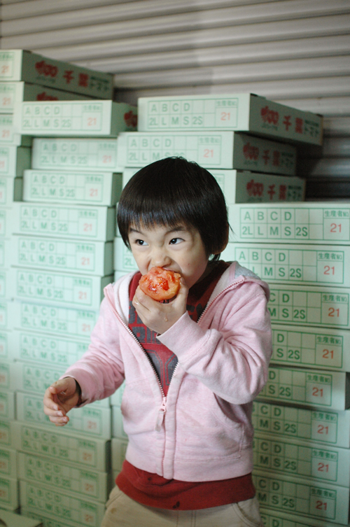 トマトをかじる王子