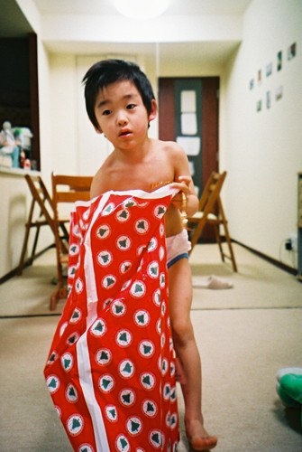 なぜか裸なのである