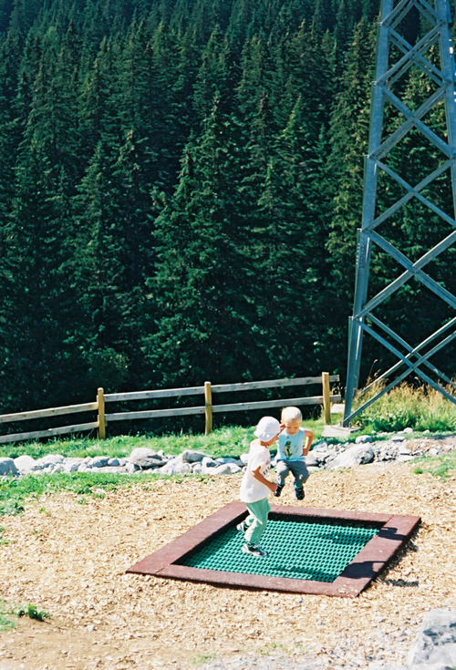 ボルトの遊具で異文化コミュニケーション