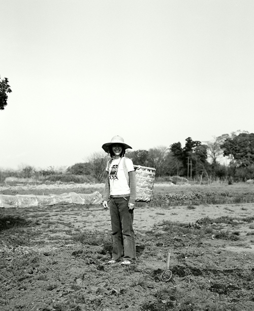 籠を背負う愛しい妻