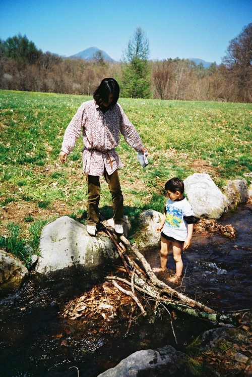 小川で遊ぶ王子