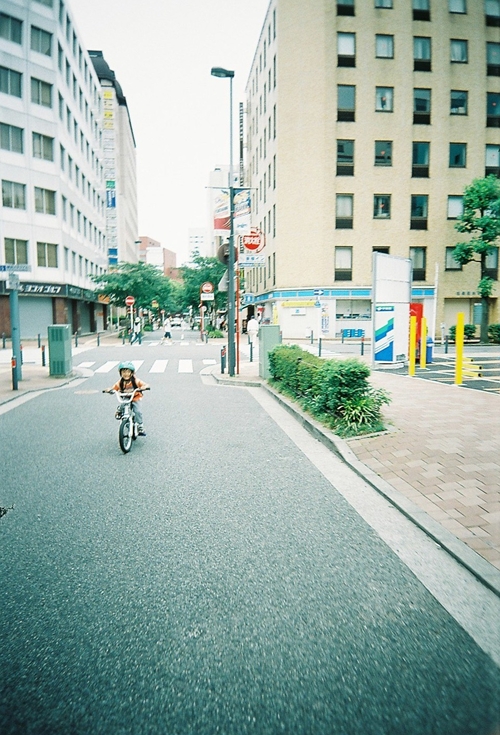 休日の関内　道の真ん中を走る