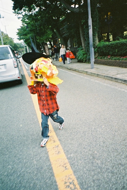 道路を渡るかぼちゃ