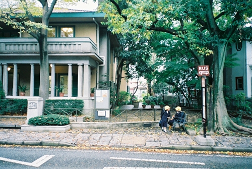 バスを待つふたり