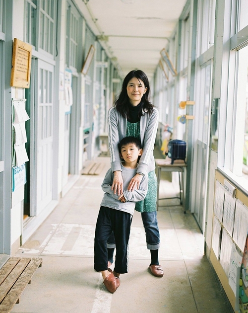 薩川小学校の廊下で