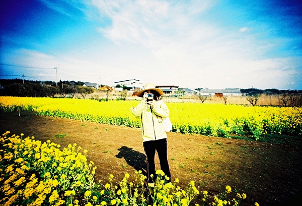 菜の花畑で記念写真