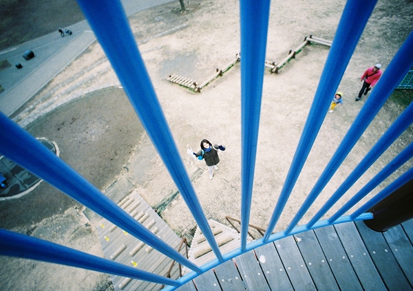 愛しい妻　遊具の上より