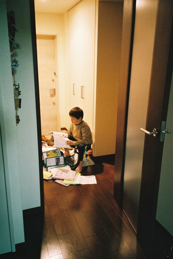 玄関で宿題